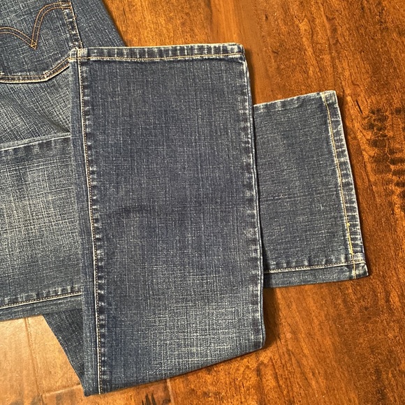 LEVI'S size Medium. - Picture 6 of 8